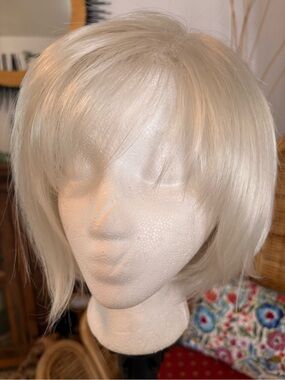 NORIKO. Pure White Short soft layered synthetic Bob wig! Like new!